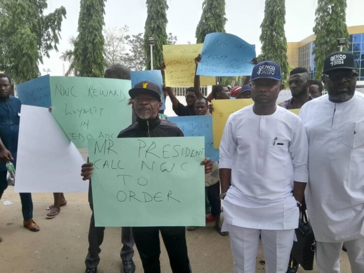 Edo primary: Oshiomhole’s anointed candidate protests at APC headquarters, threatens court action