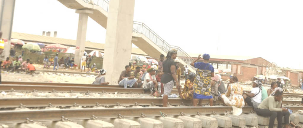 traders risk lives selling on railway tracks