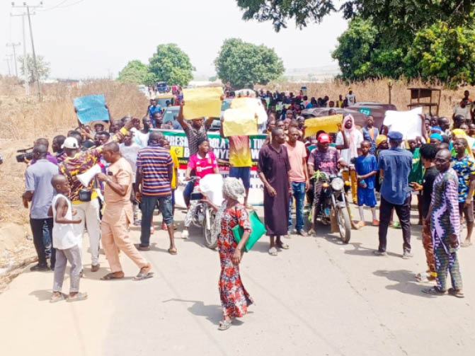 Abuja residents protest alleged land takeover by Navy