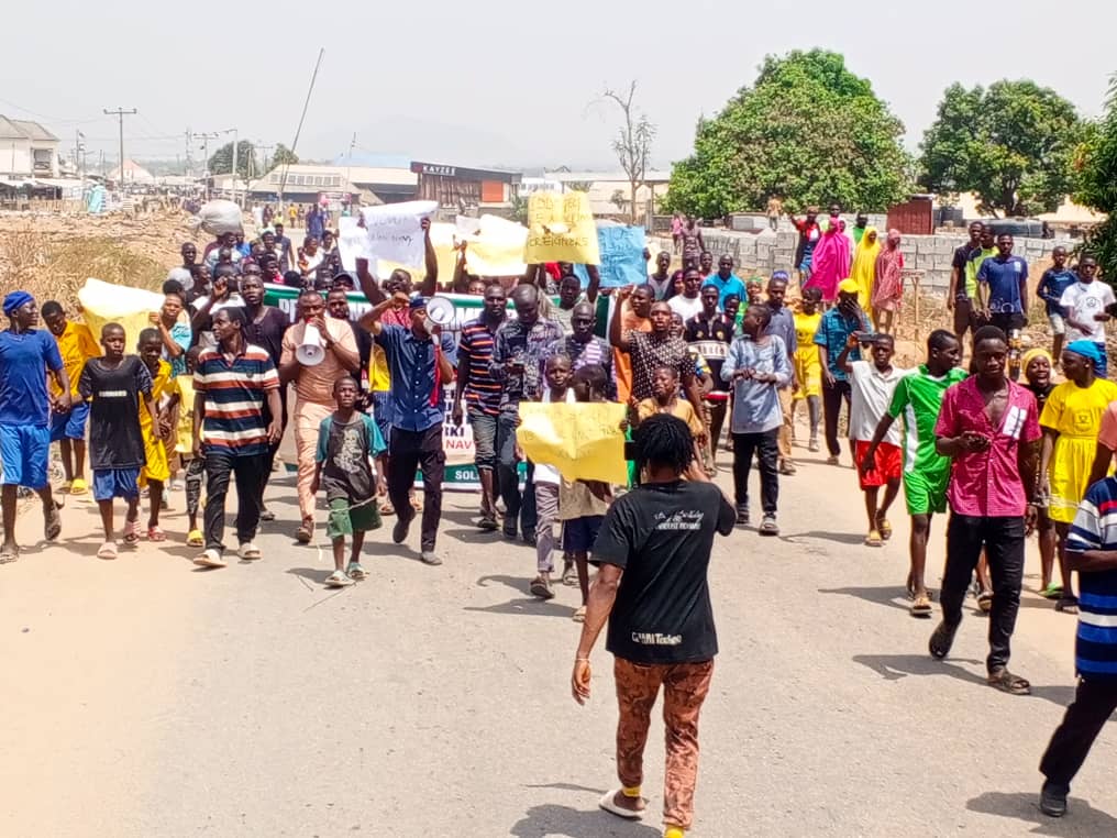 PHOTOS: Abuja community protest ‘take over’ by Nigerian Navy