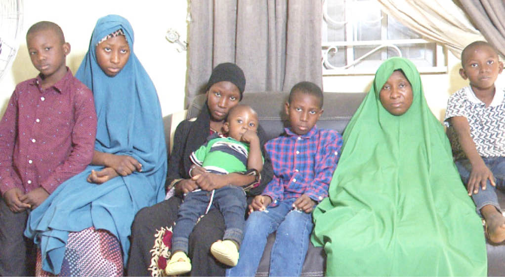 wife of the late lt. col a.h ali, hauwa (2nd right) and children