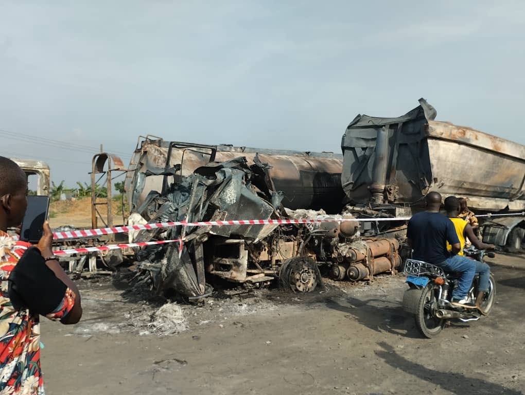 UPDATED: Five dead, 70 vehicles bunt in Rivers fuel tanker explosion