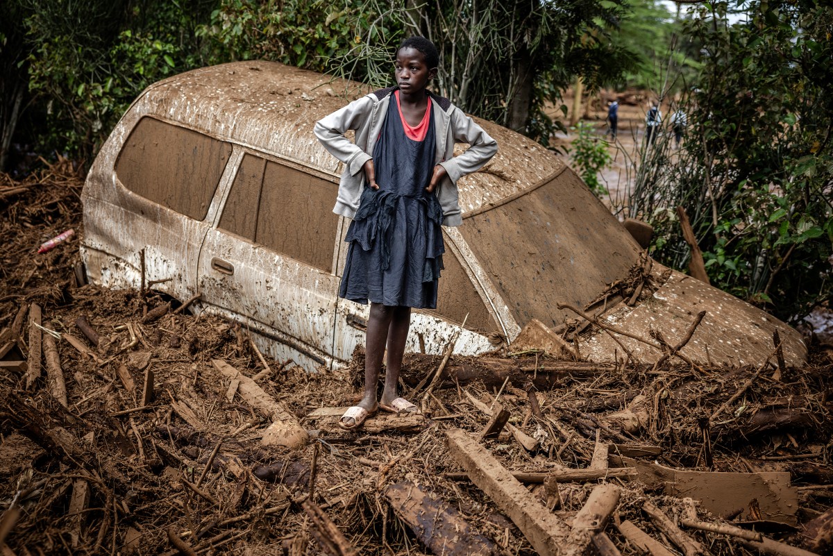 Kenya dam bursts, kills 42