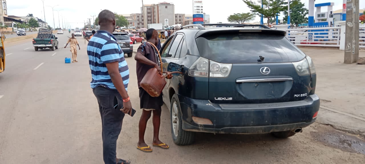 PHOTOS: Black marketers take advantage of fuel queues in Abuja 