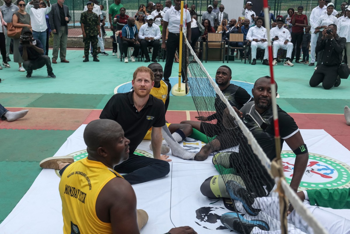 Prince Harry plays volleyball with veterans in Nigeria