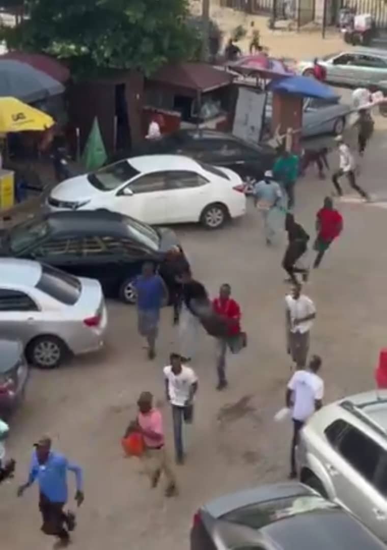 Commotion as Thugs beat up soldiers at Banex market in Abuja