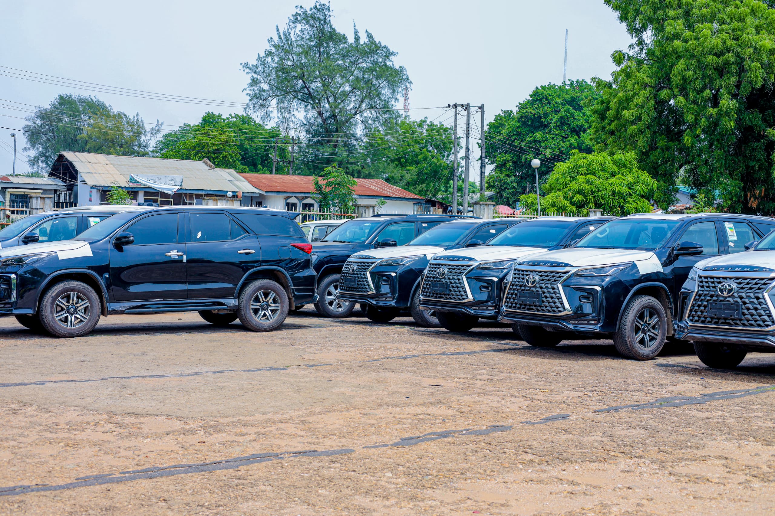 Gov AbdulRazaq presents 12 SUVs to Kwara judges - Daily Trust
