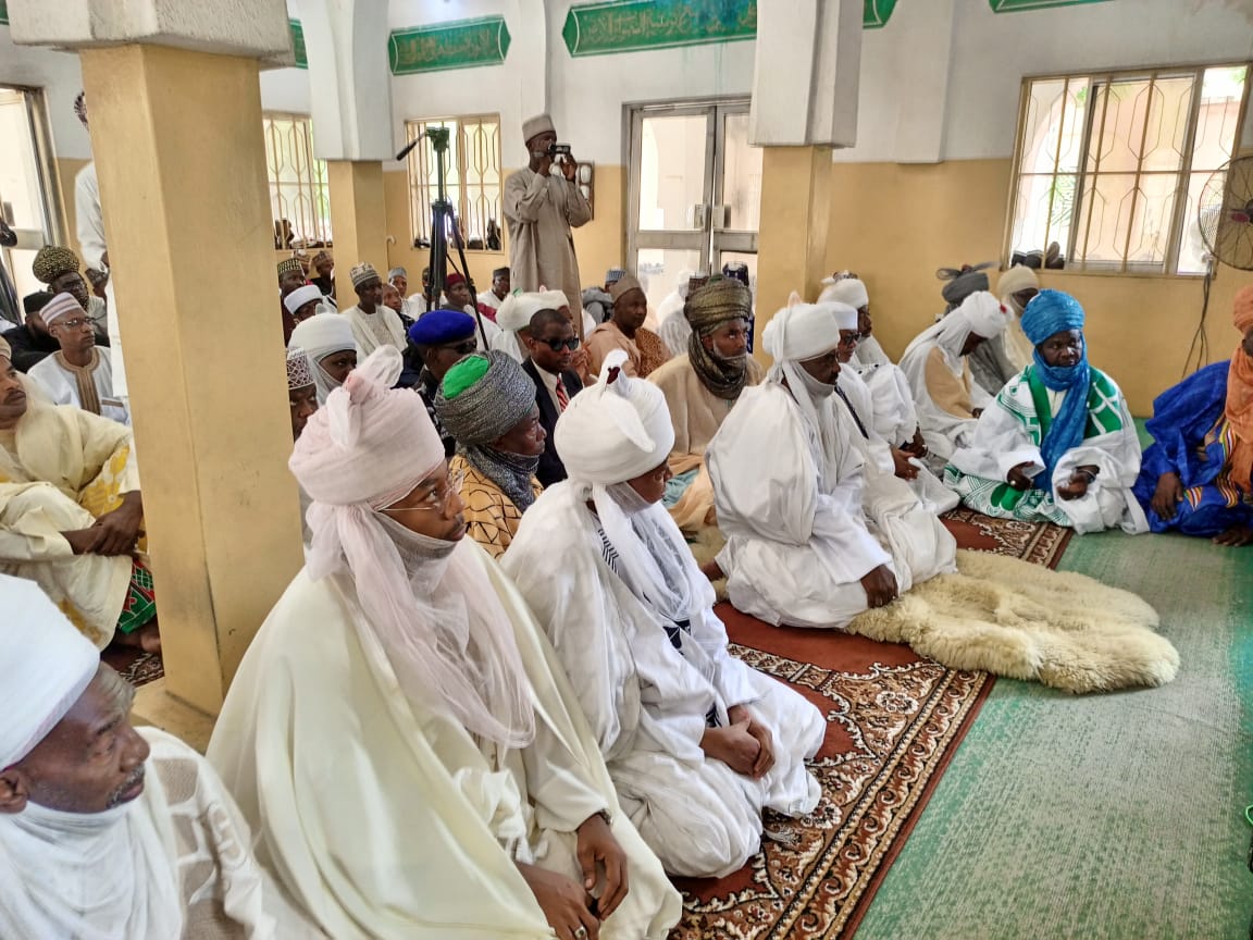 PHOTOS: Dethroned Emir of Kano observes juma’at prayer at Nassarawa palace