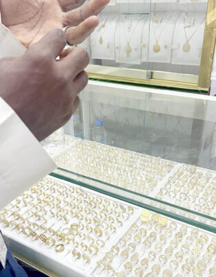 a gold shop in saudi arabia