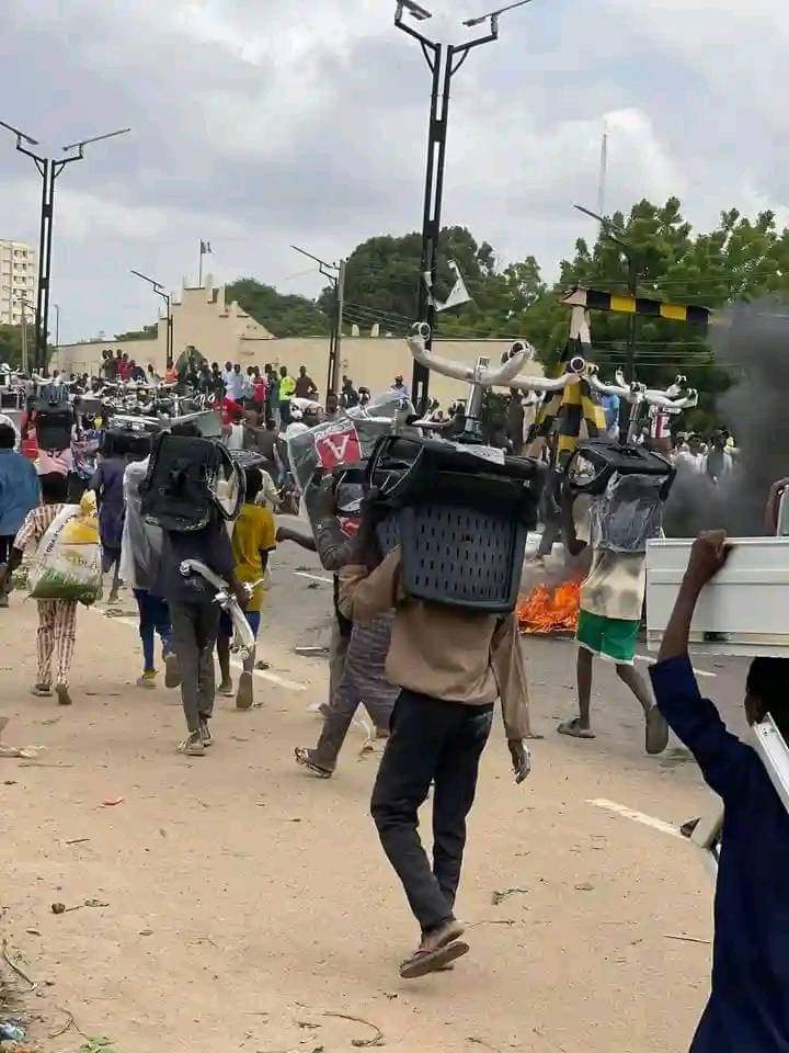 PHOTOS: Hoodlums hijack protest in Kano, loot shops, offices 