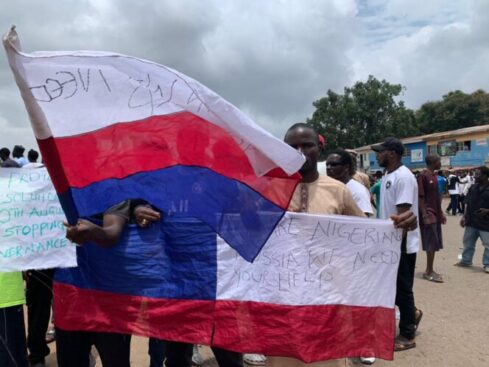 russian flags in nigeria2 664x498