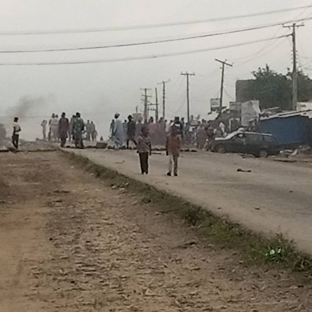 Security operatives battle protesters in Gwagwalada