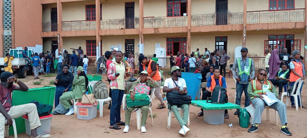 PHOTOS: Electoral Officials, Voters in Edo election