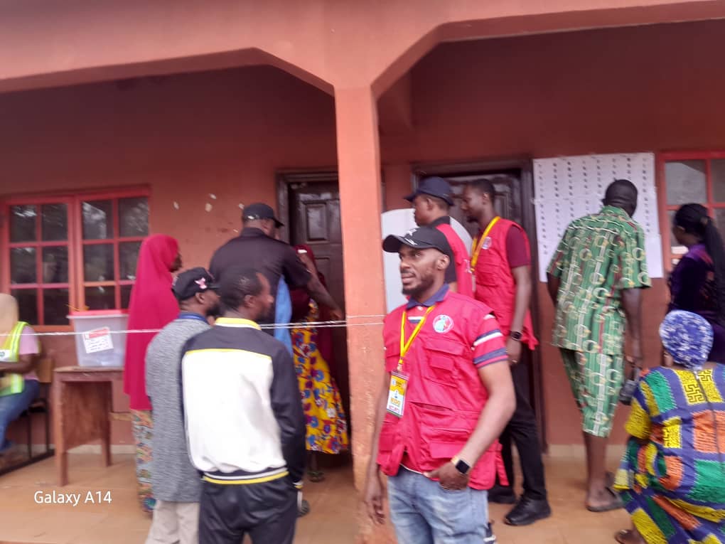 PHOTOS: EFCC officials spotted at Oshiomhole’s polling unit