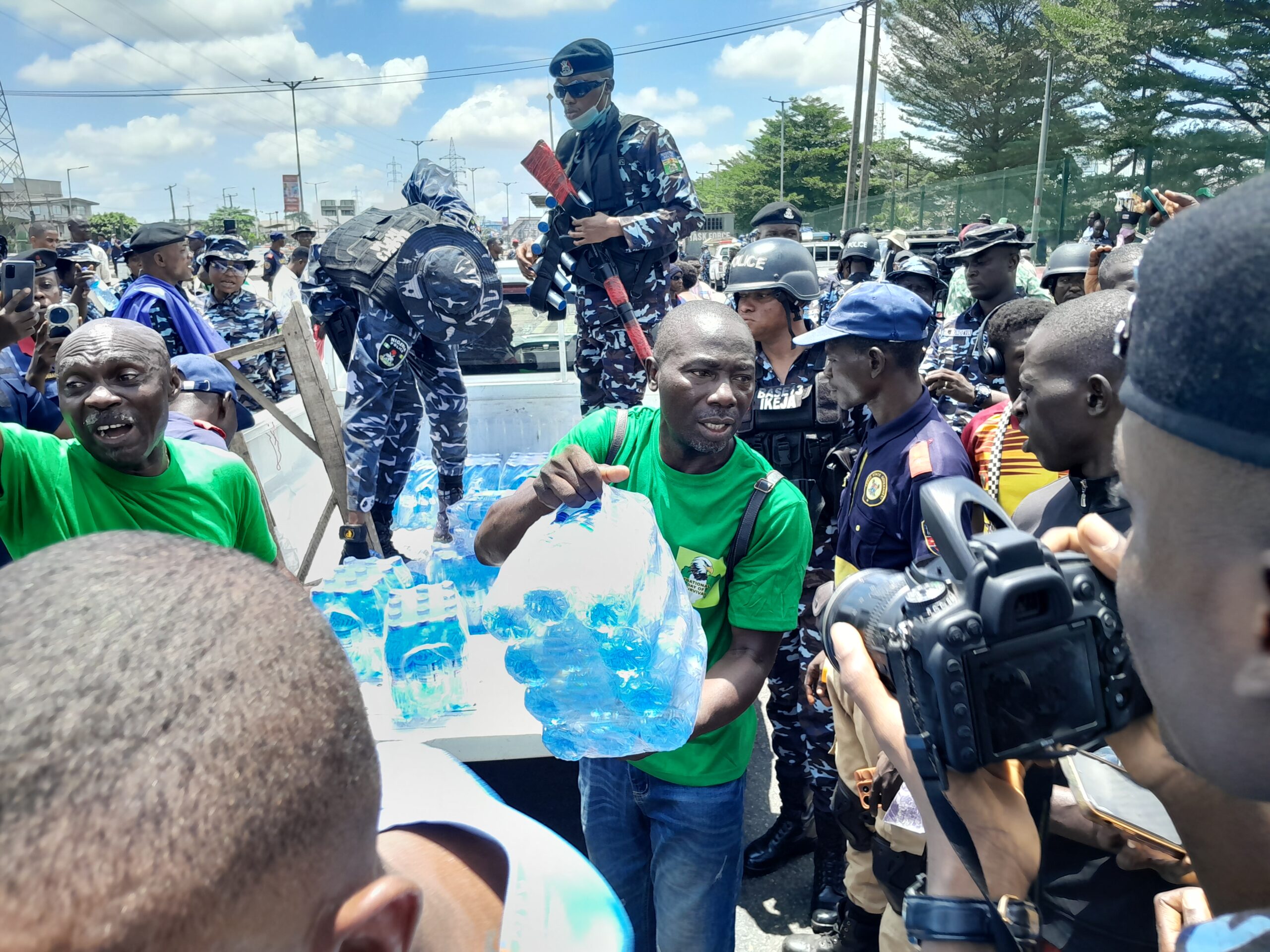 PHOTOS: Police share bottled water to Lagos protesters