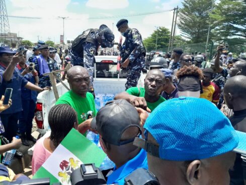 PHOTOS: Police share bottled water to Lagos protesters