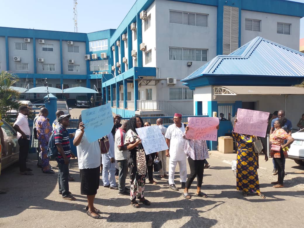 PHOTOS: Abuja Community Protests over darkness, insecurity