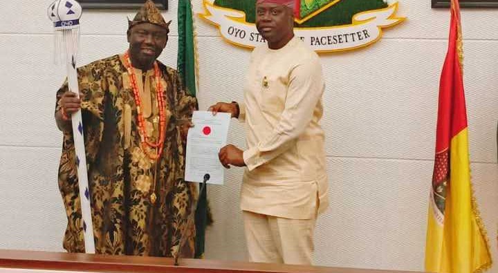 Makinde Presents staff of office to new Alaafin