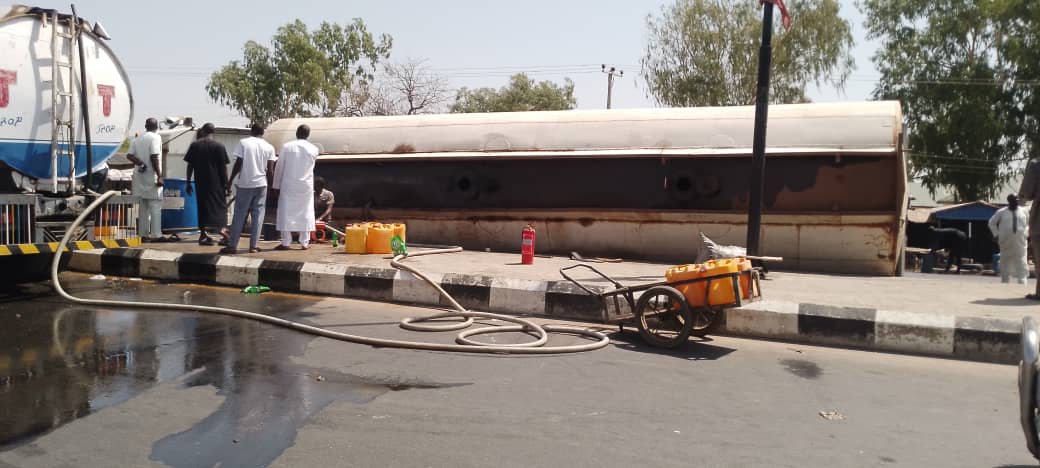 Youths scoop fuel from another faulty tanker