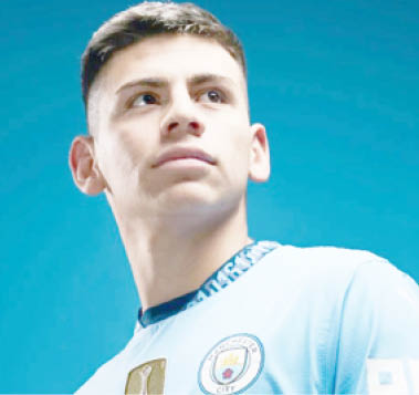 Argentine teen midfielder Echeverri arrives at Man City