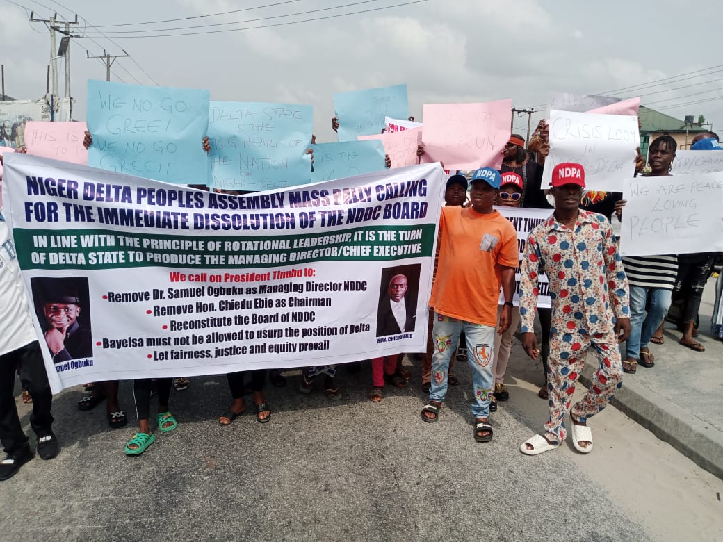 Protesters shut down East/West Road, reject NDDC leadership